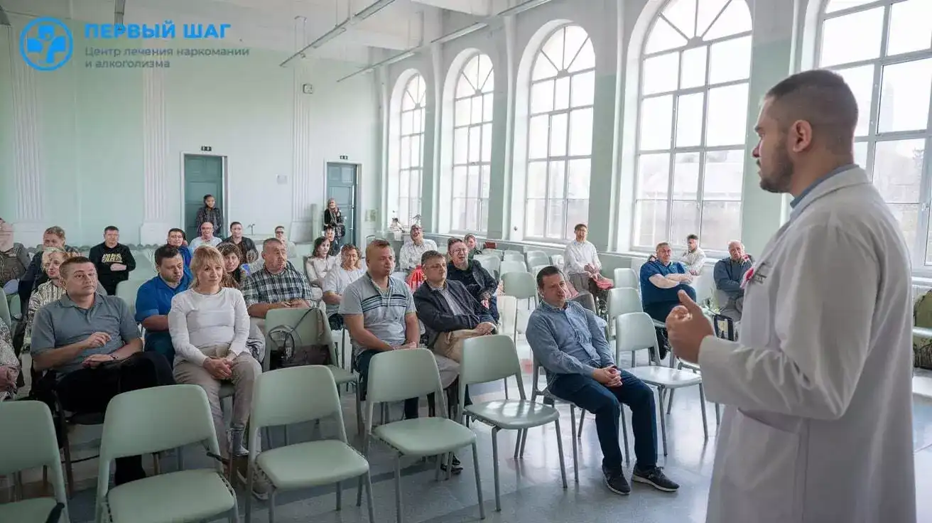 Глав врач нарколог рассказывает больным алкоголизмом про дальнейшему реабилитацию в ме центре "Первый шаг"